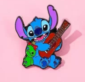 PIN METALICO DE STITCH Y TRAPOS